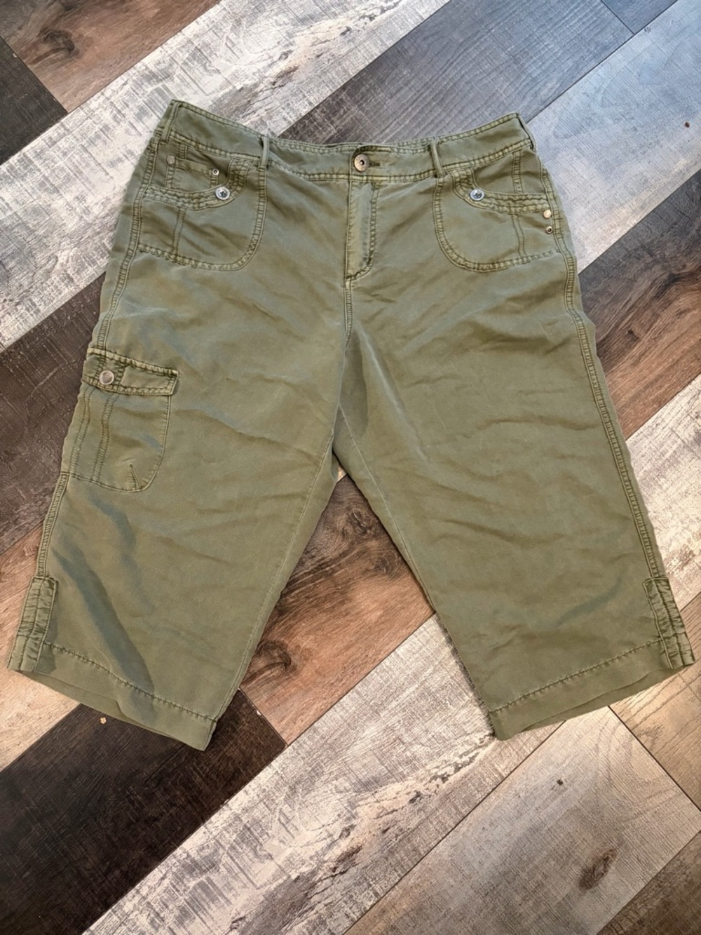 Intro Casual Elegance Olive Cargo Capri Pants Women’s Size 16